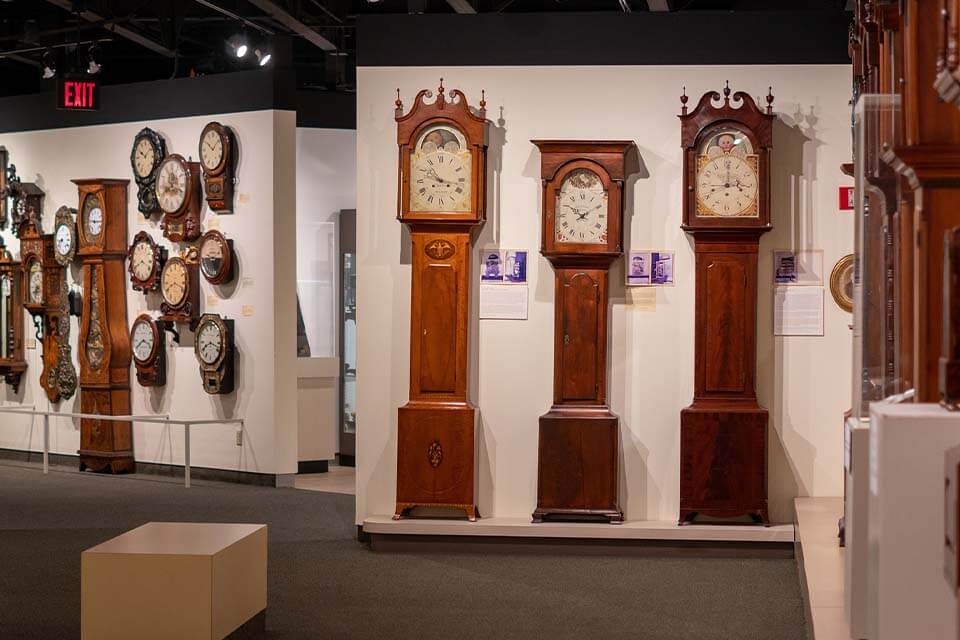 מגוון עצום של שעונים במוזיאון השעונים