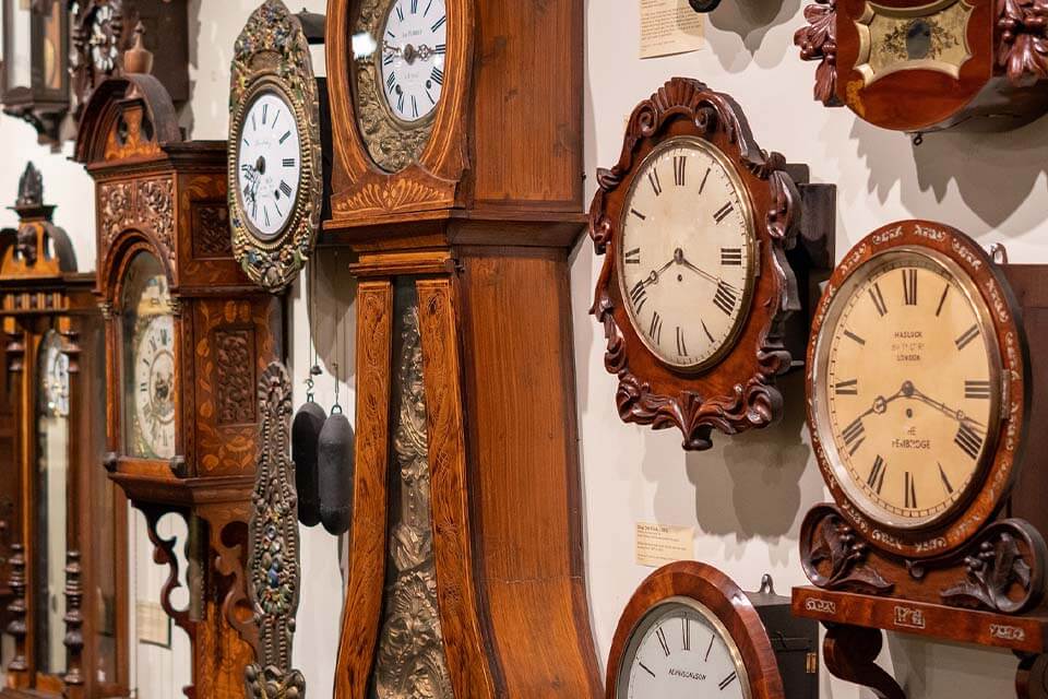 מגוון עצום של שעונים במוזיאון השעונים